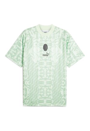 Lys grøn kortærmet t-shirt lavet af stof med et mønsterdesign. Har en rund halsudskæring og et logo i midten og i bunden.