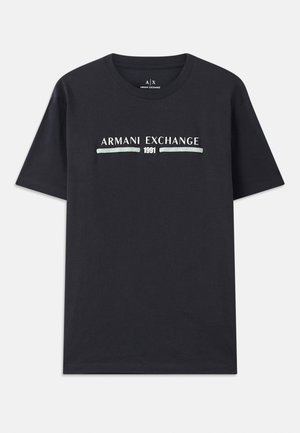 T-shirt de algodão preta com o logótipo "Armani Exchange" e "1991" em texto branco e azul claro no peito. Mangas curtas, decote redondo.