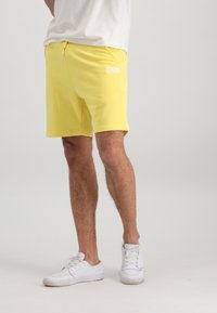 Alpha Industries Šortky - organic yellow