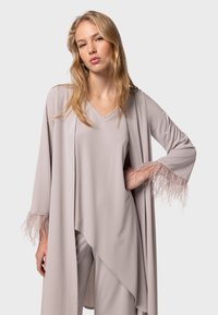 Lys grå kimono-stil jakke med lange ærmer, prydet med bløde lyserøde fjerdetaljer ved manchetterne, parret med en matchende top.