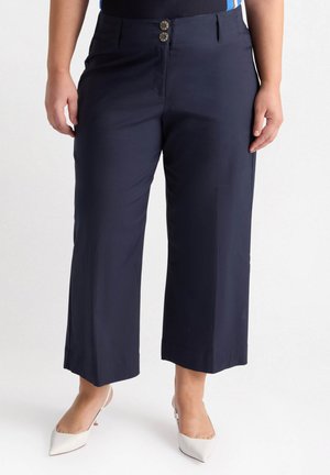 Pantalones cortos de marina con un acabado suave, que cuentan con dos botones dorados en la cintura y un diseño de pierna recta.