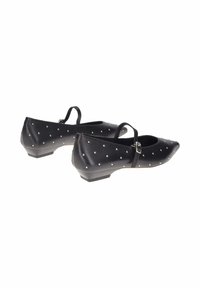 Scarpe in pelle nera con tacco basso, caratterizzate da una punta affusolata e decorate con piccoli chiodi d'argento. Inclusa una cinghia nera alla caviglia per una vestibilità sicura.