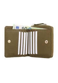 Cartera de cuero verde oliva abierta que muestra siete ranuras para tarjetas con tarjetas blancas y un billete de 100 euros parcialmente visible en el bolsillo trasero.