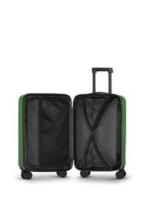 Grüne Hartschalenreisetasche mit einem Reißverschluss, schwarzem Innenraum, Querriemen und einer Netztasche. Vier schwarze Rollen und ein ausziehbarer Griff.