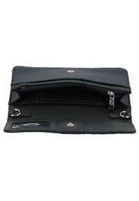 Černá kožená peněženka s texturovaným povrchem, zapínací kapsou, několika sloty na karty a průhledným oknem na identifikaci. Stříbrné kovové doplňky.