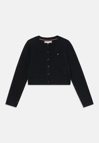 Černý zkrácený cardigan vyrobený z pleteného materiálu, s kulatým výstřihem, předním zapínáním na knoflíky a tečkovanou texturou. Malé logo na levé straně.
