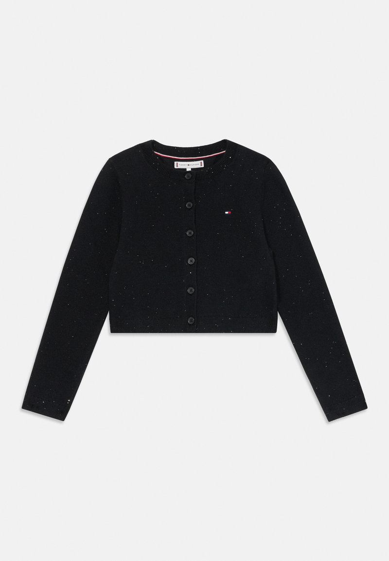 Černý zkrácený cardigan vyrobený z pleteného materiálu, s kulatým výstřihem, předním zapínáním na knoflíky a tečkovanou texturou. Malé logo na levé straně.