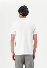 Tommy Hilfiger LINEAR FLAG GRAPHIC TEE UNISEX - Marškinėliai su spaudiniu - white