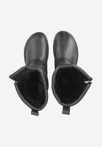 Bottes cheville en cuir noir avec bouts arrondis et doublure noire douce visible. Équipées de languettes pour un enfilage facile. Semelles plates pour la stabilité.