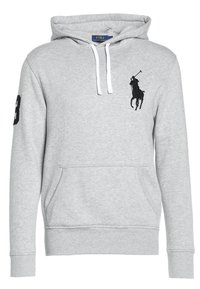 Sudadera con capucha gris, de material de algodón, presenta cordones blancos, bolsillo canguro, logotipo de un jugador de polo negro en el pecho y el número 3 en la manga.