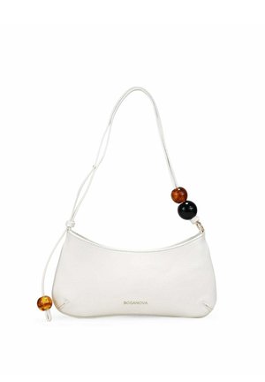 Bolso de hombro de cuero blanco con forma redondeada, que presenta grandes cuentas ámbar y negras en la correa, y un sutil logo de BOSANOVA.
