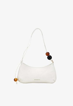 Bolso de hombro de cuero blanco con forma redondeada, que presenta grandes cuentas ámbar y negras en la correa, y un sutil logo de BOSANOVA.