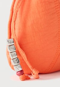 Tommy Jeans CASUAL SHOULDER - Τσάντα χειρός - orange