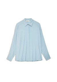 Světle modrá košile s dlouhým rukávem z hladké tkaniny, která má klasický límeček, zapínání na knoflíky a mírně volný střih se postranními rozparky.