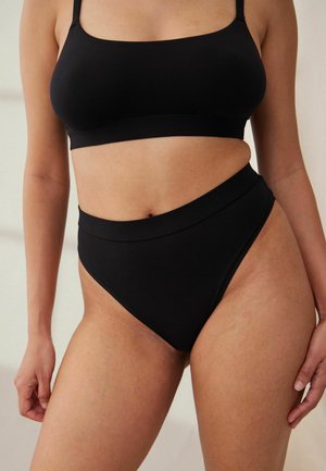 Zwart crop top en high-waisted bikini set, met gladde, rekbare stof en een naadloos ontwerp met een minimalistische uitstraling.