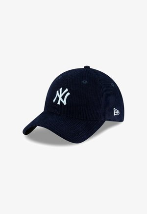 Casquette de baseball en velours côtelé marine avec logo brodé blanc et œillets de ventilation, dotée d'un bord courbé et d'un tissu texturé.