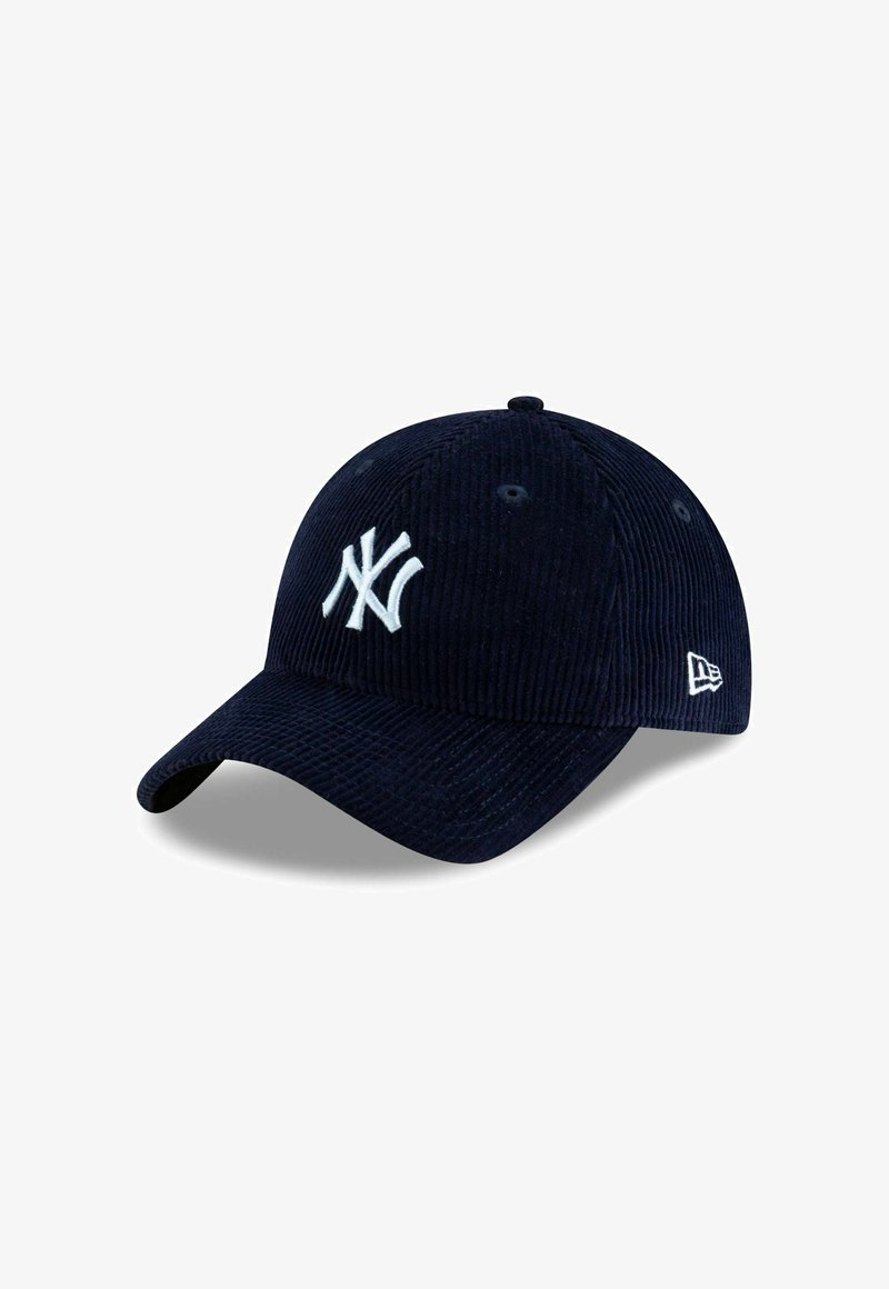 Casquette de baseball en velours côtelé marine avec logo brodé blanc et œillets de ventilation, dotée d'un bord courbé et d'un tissu texturé.