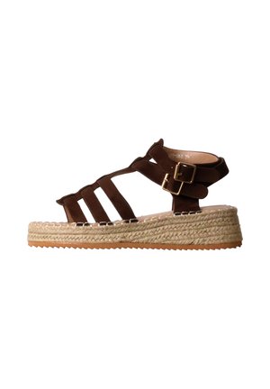 Brun ruskinds sandal med remme, dobbelte gyldne spænder og en flettet jutesål med plateau.