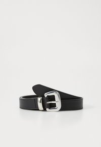 Cinturón de cuero negro con una hebilla de metal plateado, con una textura suave y un diseño limpio y minimalista.