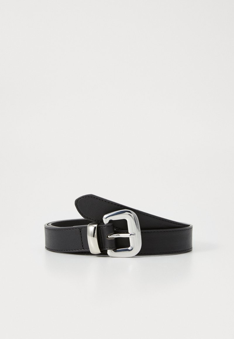 Cinto de couro preto com uma fivela de metal prateada, apresentando uma textura suave e um design limpo e minimalista.