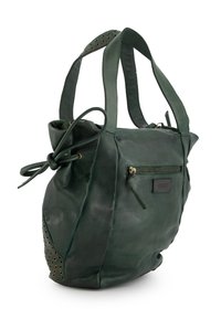 Groene leren tas met een slordige vorm, voorzien van twee stevige handvaten, een voorvak met rits en ronde metalen studs langs de zijkant.