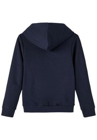 Haut à capuche bleu marine en tissu doux, avec une poche kangourou, des poignets et un ourlet côtelés, une texture lisse et une capuche ajustée.