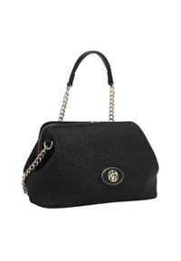 Borsa nera texturizzata con una forma strutturata, manico in catena e pelle, e un accentuato logo dorato sulla parte anteriore.