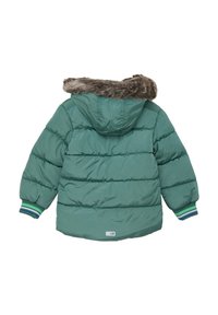 Groene pufferjack met een capuchon, nep-bontafwerking en geribde manchetten. Bevat horizontale stiksels en een logo-label nabij de zoom.