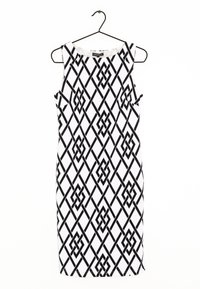 Vestido sin mangas colgando de un gancho de metal negro. El vestido presenta un patrón geométrico en blanco y negro con una textura de tela suave.