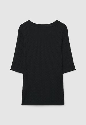 Schwarzes, gestricktes Oberteil mit strukturiertem Zopfmuster, U-Boot-Ausschnitt und Dreiviertelärmeln. Der Stoff ist glatt und leicht elastisch.