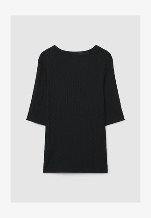 Schwarzes, gestricktes Oberteil mit strukturiertem Zopfmuster, U-Boot-Ausschnitt und Dreiviertelärmeln. Der Stoff ist glatt und leicht elastisch.