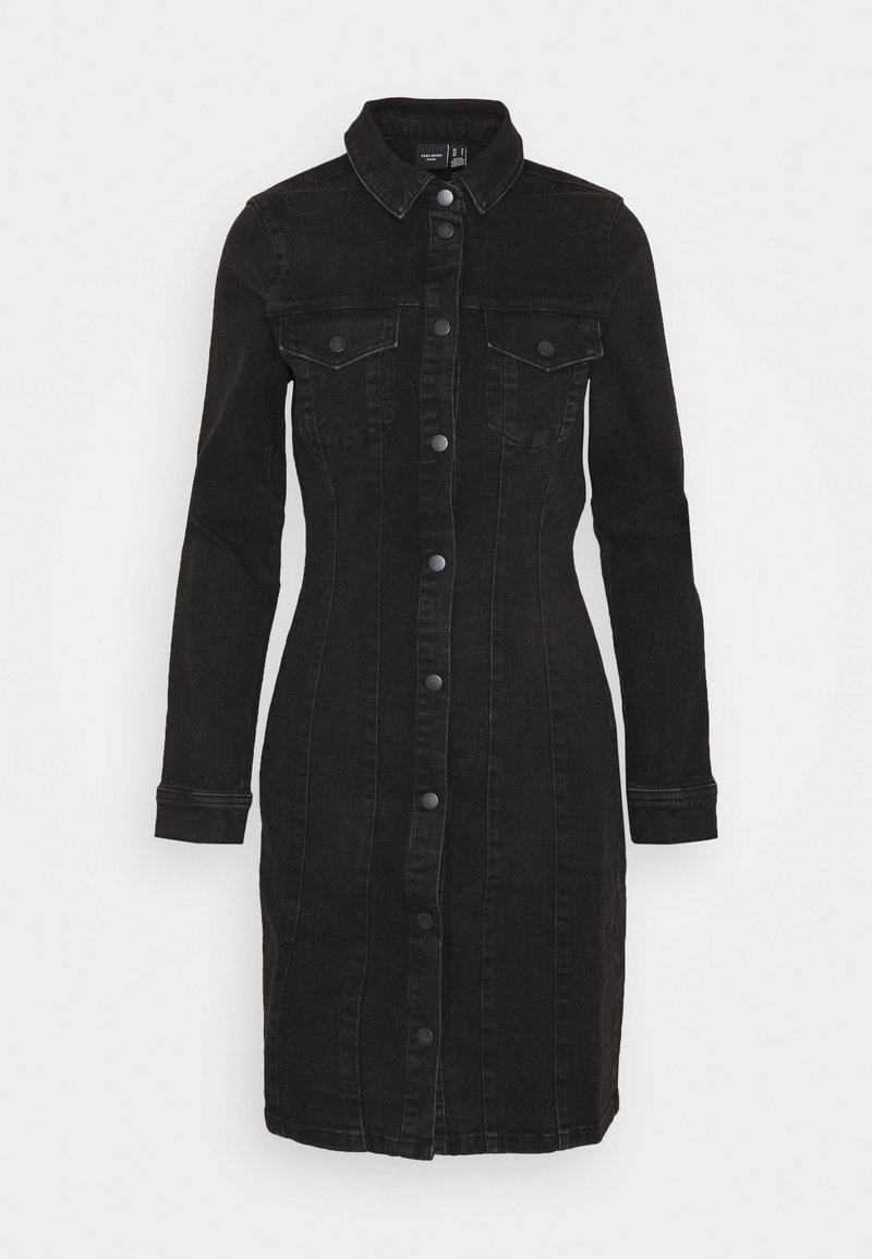 Robe en denim noir ajustée avec manches longues, col, devant boutonné et deux poches à rabat sur la poitrine avec boutons.