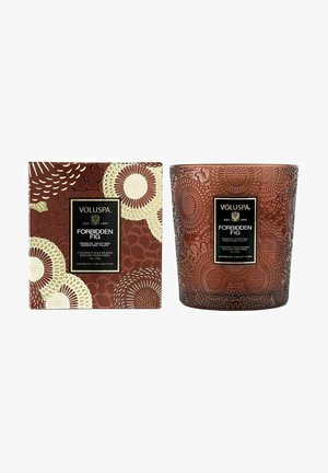 Voluspa Forbidden Fig duftlys i præget brunt glas med blomsterprintet emballage, 9oz kokosvoksblanding fra Japonica-kollektionen.