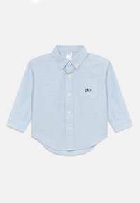 Camicia per bambino a maniche lunghe di colore azzurro chiaro con colletto a bottoni e taschino sul petto ricamato con il logo "GAP".
