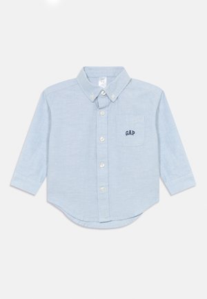 Chemise pour tout-petit à manches longues et à boutons de couleur bleu clair, avec col button-down et poche poitrine brodée du logo "GAP".