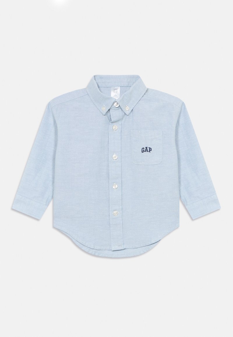 Camicia per bambino a maniche lunghe di colore azzurro chiaro con colletto a bottoni e taschino sul petto ricamato con il logo "GAP".