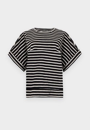 Ριγέ μαύρο και λευκό τοπ με κοντά μανίκια, στρογγυλή λαιμόκοψη και άνετη εφαρμογή, εμφανίζεται σε απλό ανοιχτό γκρι φόντο.