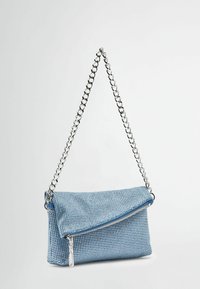 Borsa blu con texture, dotata di una patta pieghevole, tracolla in catena argentata e chiusura a zip. Presenta un piccolo tag metallico sul cursore della zip.