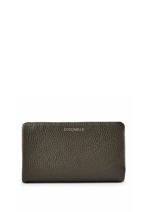 Portafoglio rettangolare in pelle marrone scuro con texture a grana e nome del marchio dorato Coccinelle centrato vicino alla parte superiore.