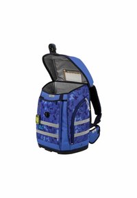 Zaino blu con motivo camouflage, strisce riflettenti, molteplici scomparti e una chiusura a zip resistente. Coperchio aperto che rivela l'interno foderato.