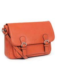 Borsa a spalla in pelle di un vivace arancione con chiusura a patta, dettagli in metallo e tracolla regolabile. Texture liscia, forma rettangolare.