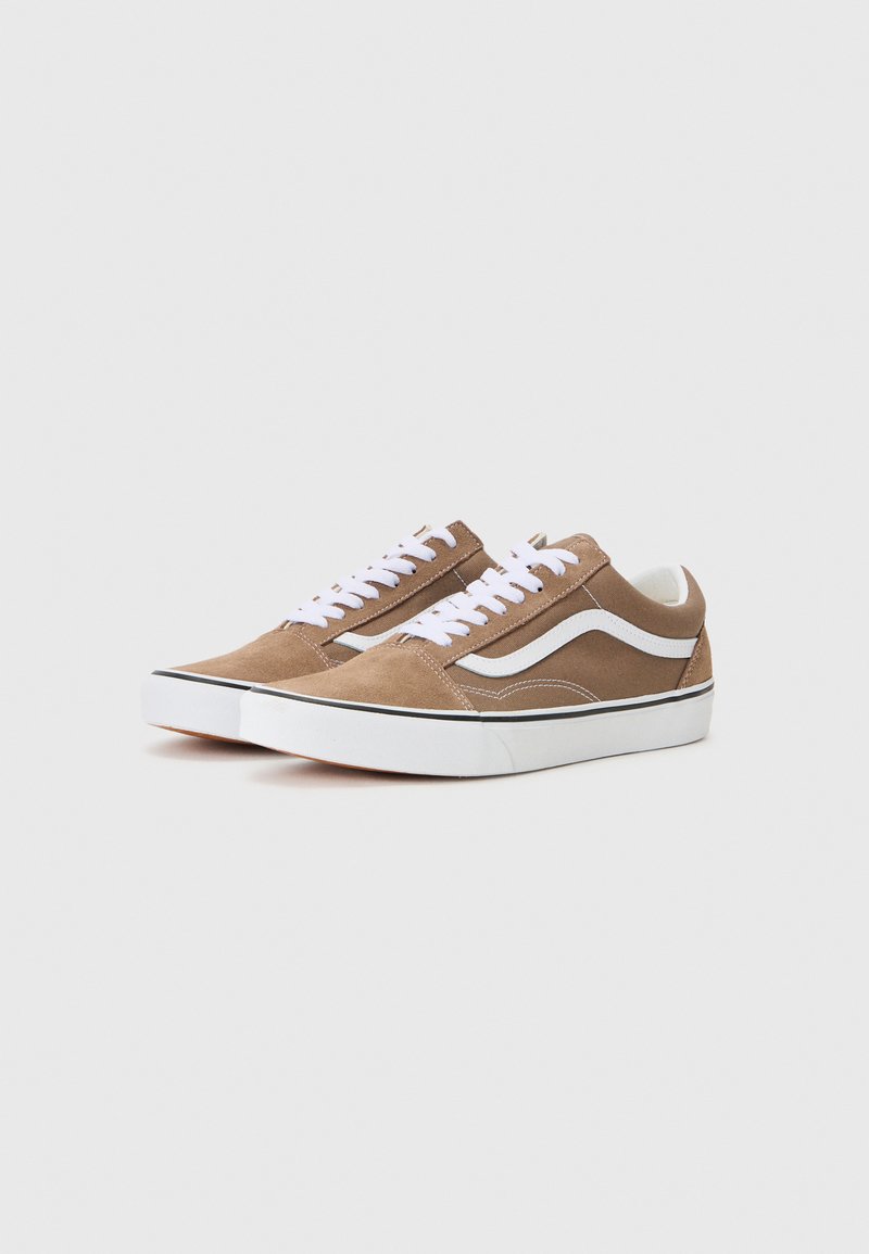 Zapatillas de ante marrón con acentos blancos, cordones planos, superficie texturizada, suela blanca de goma y ribete negro a lo largo del borde.