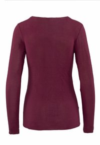 Camicia bordeaux a maniche lunghe con girocollo, forma aderente e texture morbida. La vista posteriore mostra un tessuto liscio senza motivi o dettagli.
