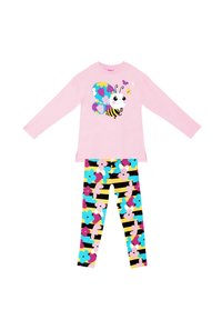 Camicia rosa a maniche lunghe con una grafica di farfalla multicolore; abbinata a leggings neri con motivo di fiori colorati e righe.