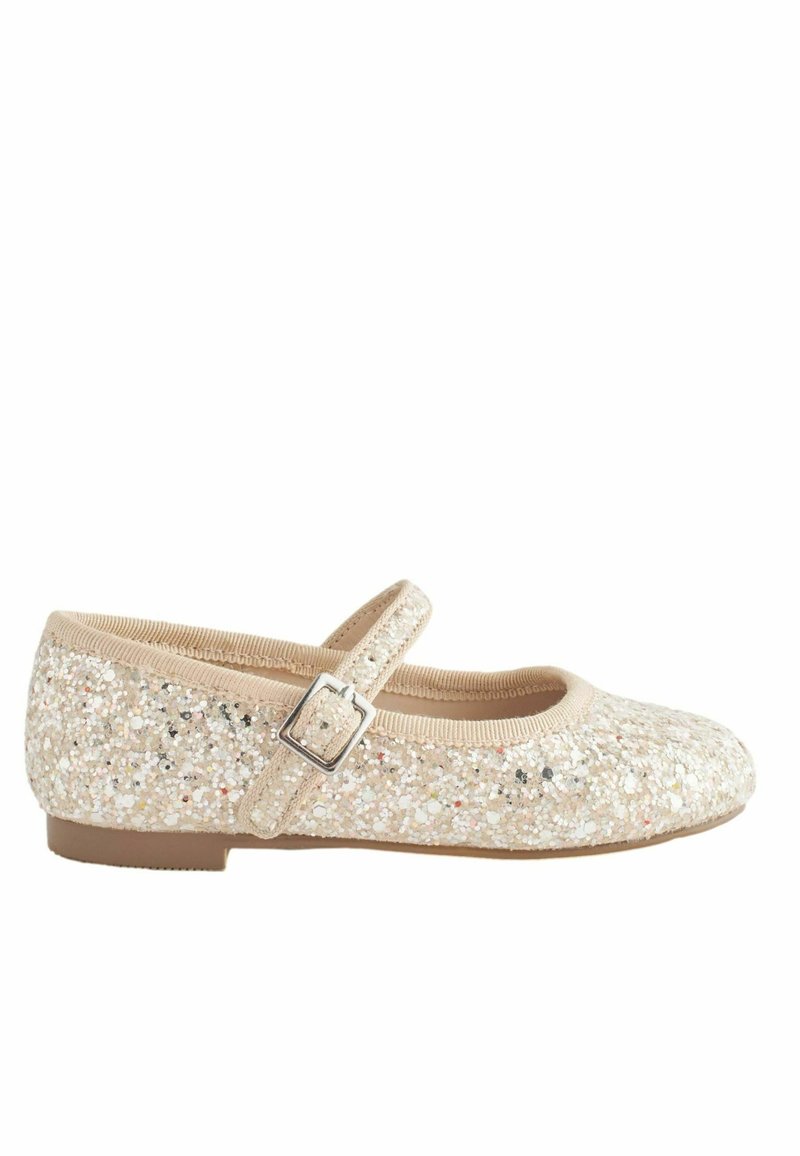 Chaussure Mary Jane pailletée beige taille enfant avec une boucle argentée et une semelle plate sur fond blanc.
