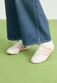 TAEKWONDO - Sapatilhas - off white/wonder mauve/gum