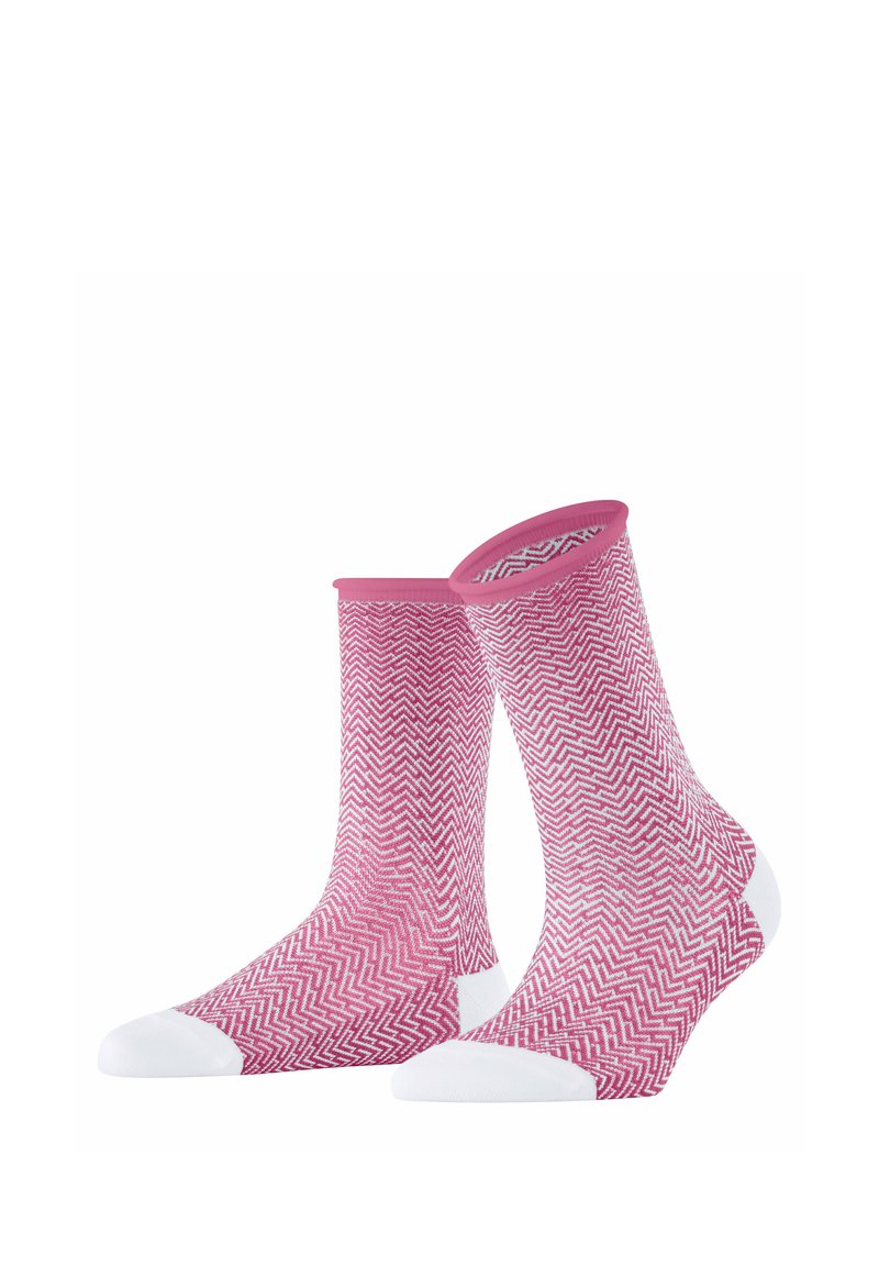 Różowe skarpetki z wzorem w jodełkę, z białymi akcentami na palcach i pięcie; długość do połowy łydki oraz gładka tekstura.