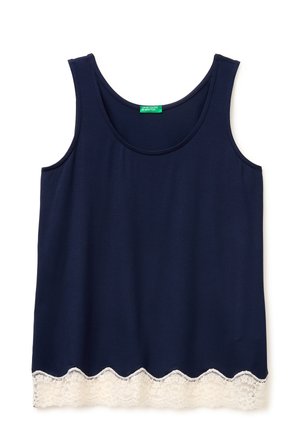 Top senza maniche blu navy con scollatura a girocollo e bordo in pizzo bianco lungo il bordo inferiore, disteso su sfondo bianco.