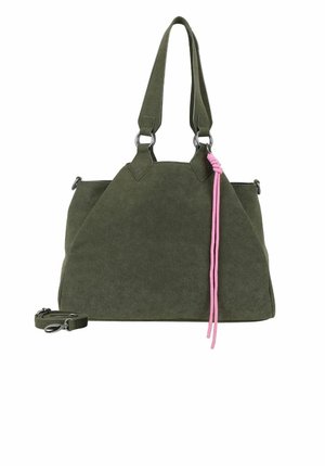 Borsa tote in suede verde oliva con due manici, tracolla staccabile e un accessorio in corda rosa annodato appeso a un manico.