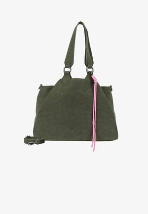 Olivgrüne Wildleder-Tote mit zwei Griffen, abnehmbarem Schultergurt und einem rosa, geknoteten Kordel-Accessoire, das an einem Griff hängt.